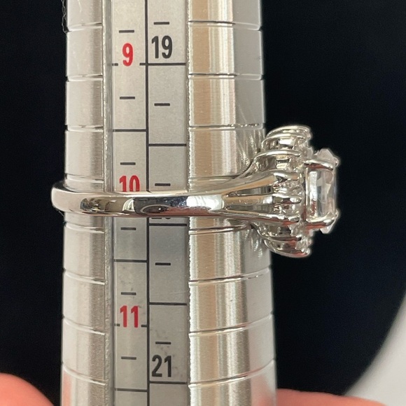 Large flower cut cubic zirconia ring with baguette cz surround. Size 10 - Picture 5 of 9